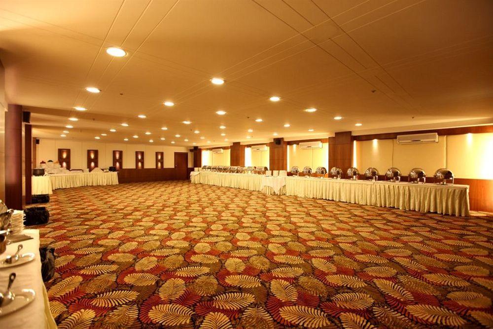 Crossroads Otel Gurgaon Dış mekan fotoğraf