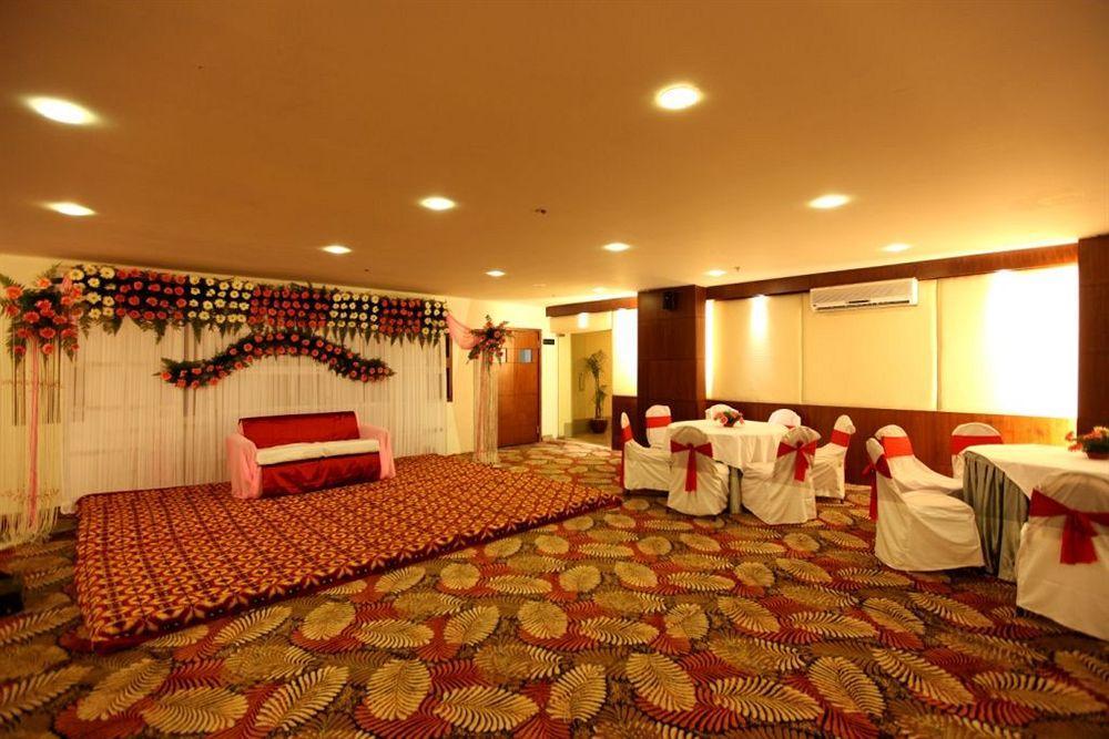 Crossroads Otel Gurgaon Dış mekan fotoğraf