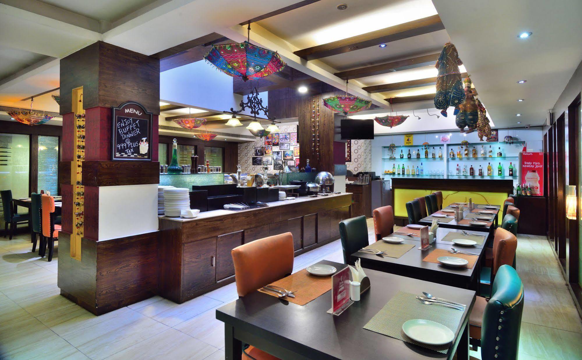 Crossroads Otel Gurgaon Dış mekan fotoğraf
