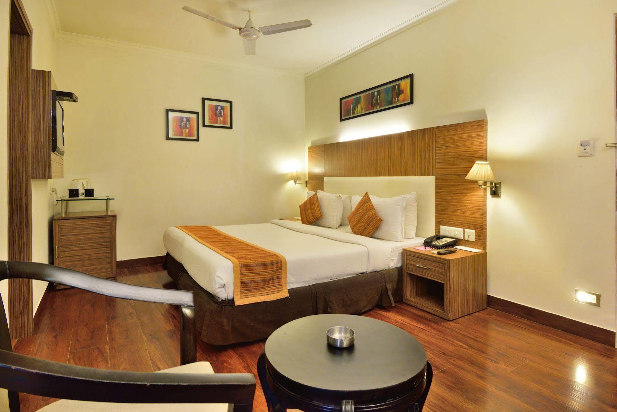 Crossroads Otel Gurgaon Dış mekan fotoğraf