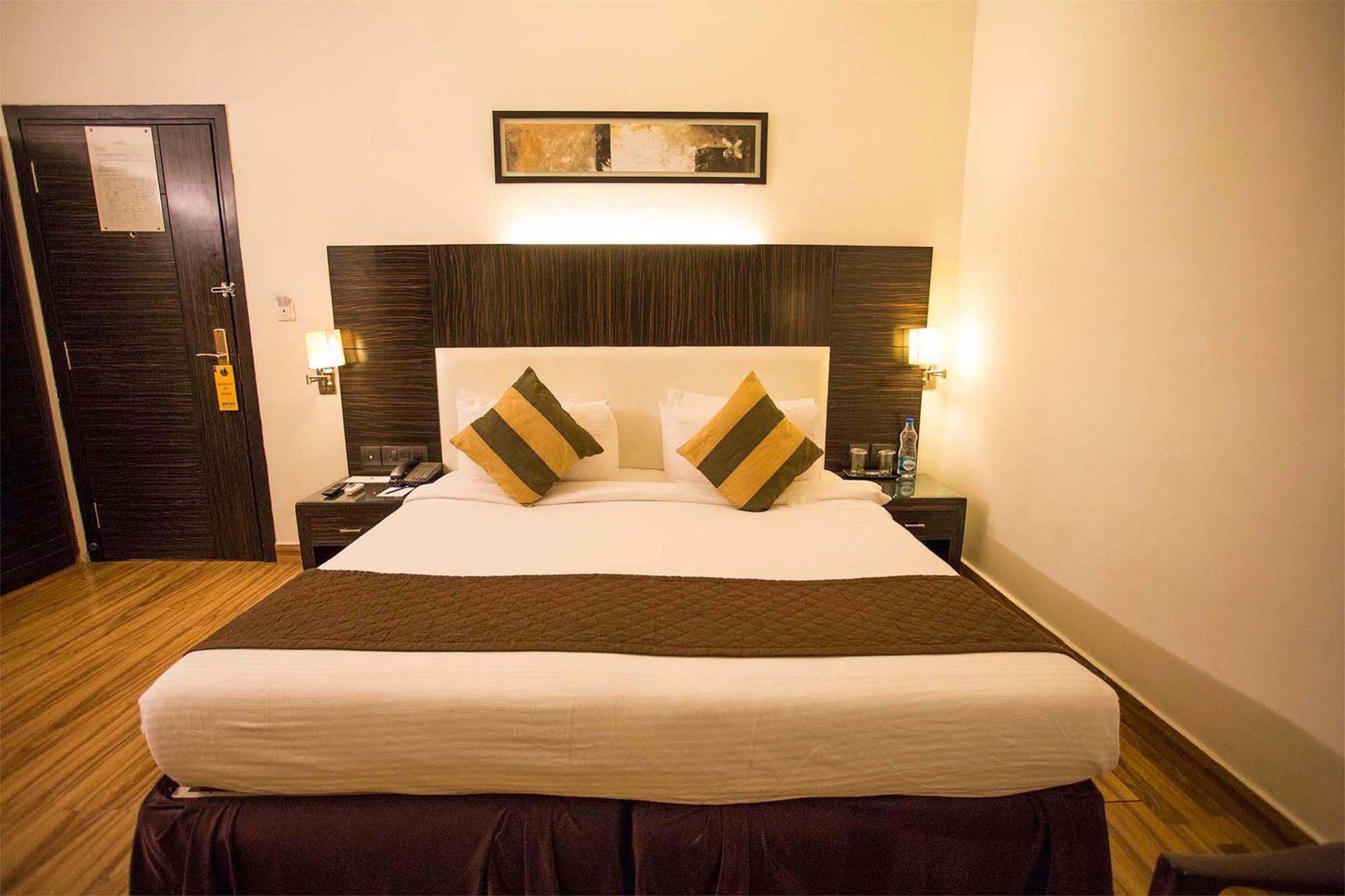 Crossroads Otel Gurgaon Dış mekan fotoğraf