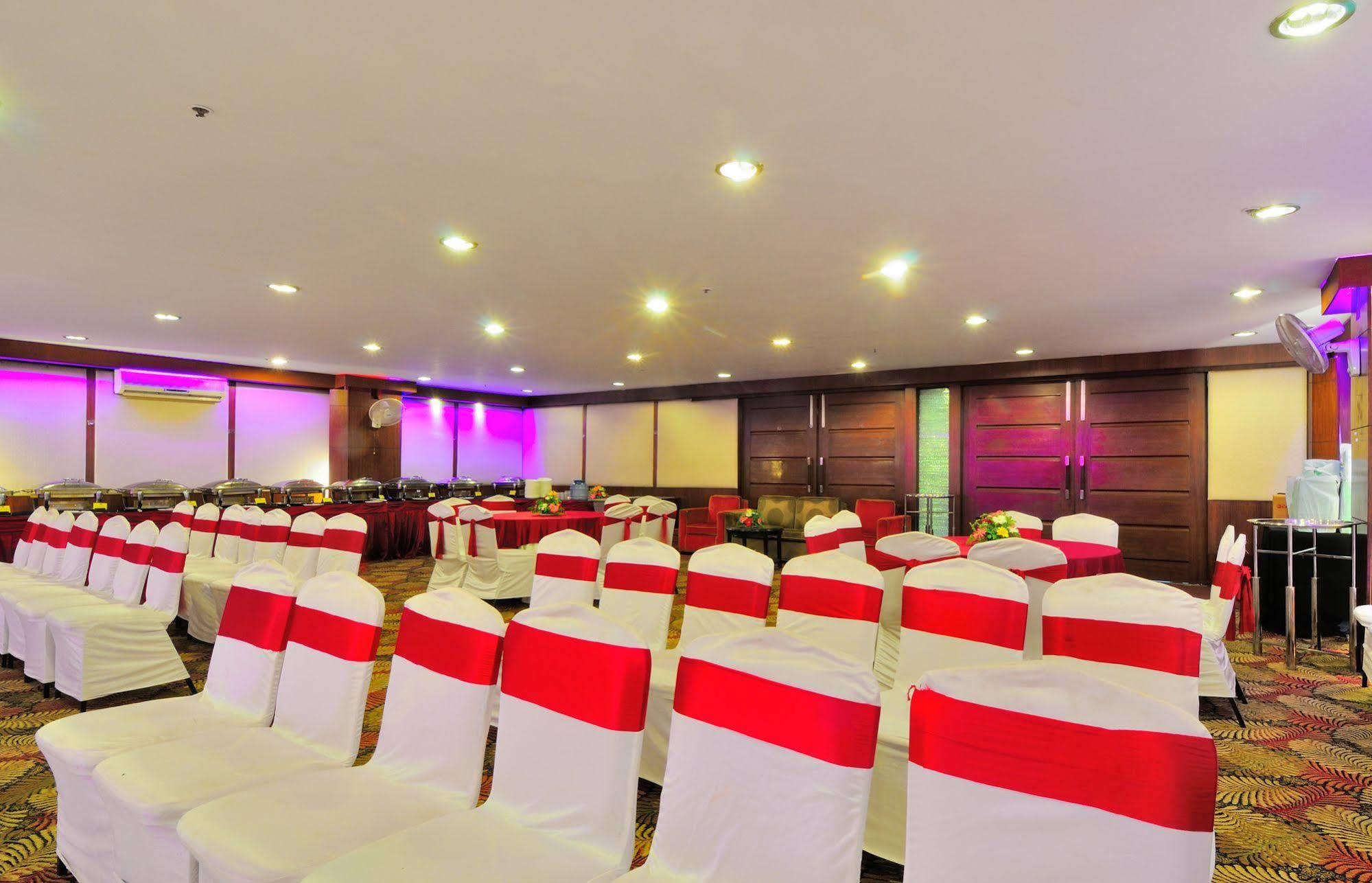Crossroads Otel Gurgaon Dış mekan fotoğraf
