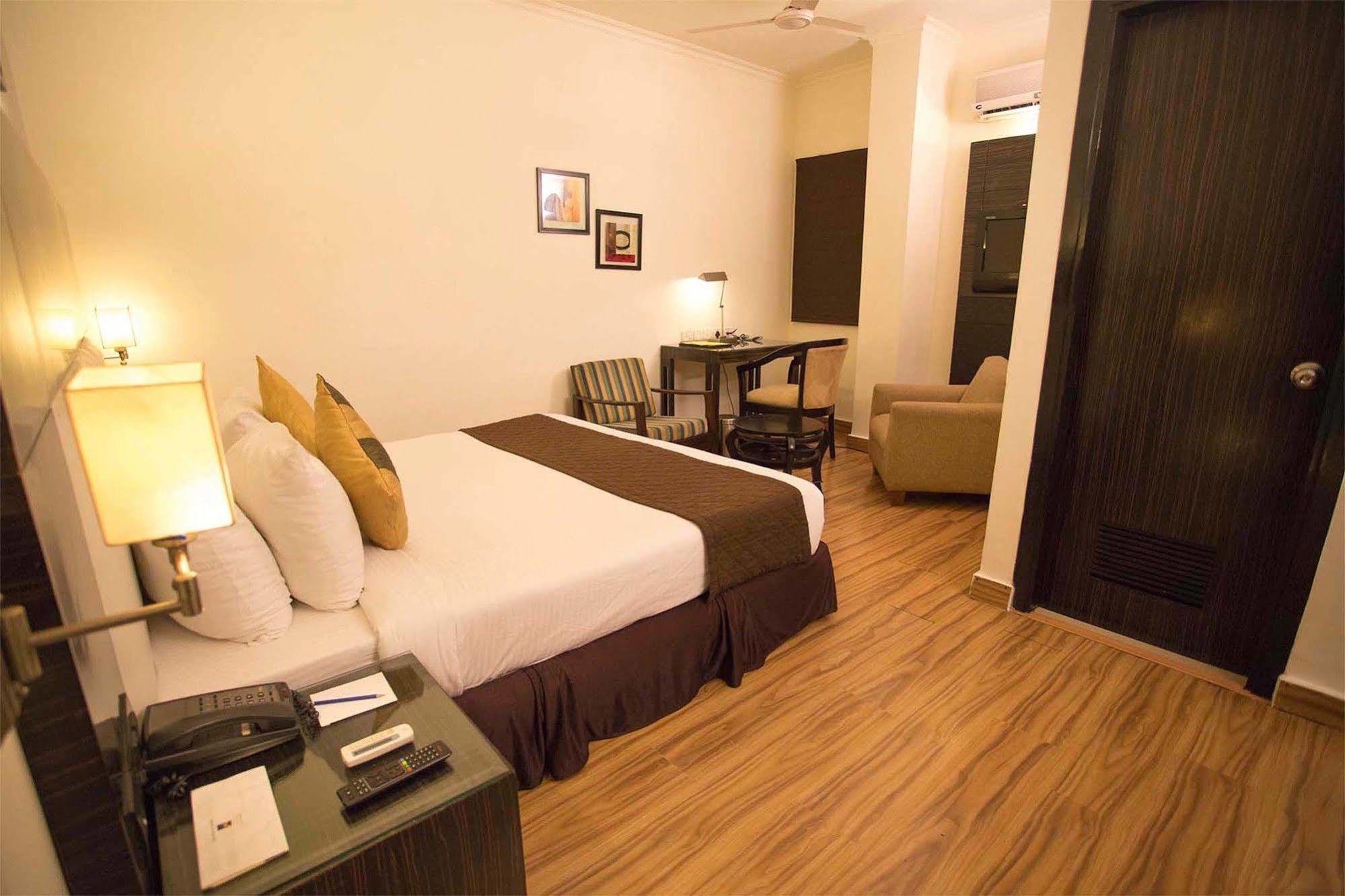 Crossroads Otel Gurgaon Dış mekan fotoğraf
